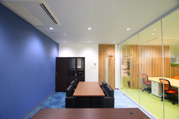 オフィスの床材の違いで部屋の格式分けたおしゃれな床のオフィスの事例