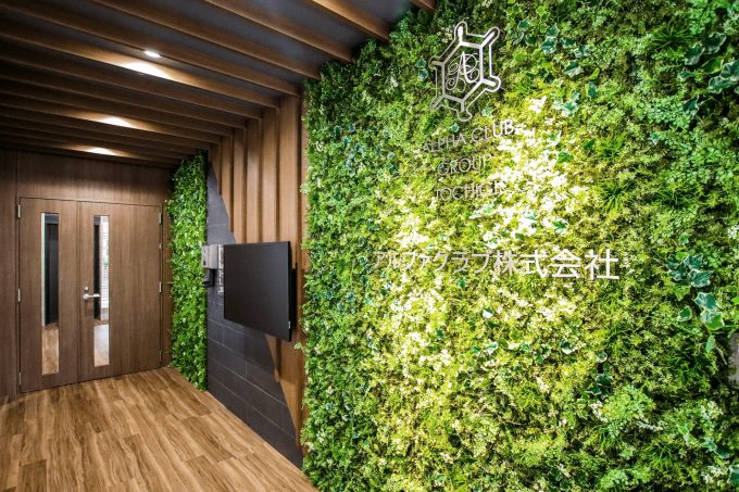 オフィス緑化、エントランスの壁面の緑化事例