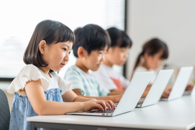 習い事複合施設でプログラミングを学ぶ子供