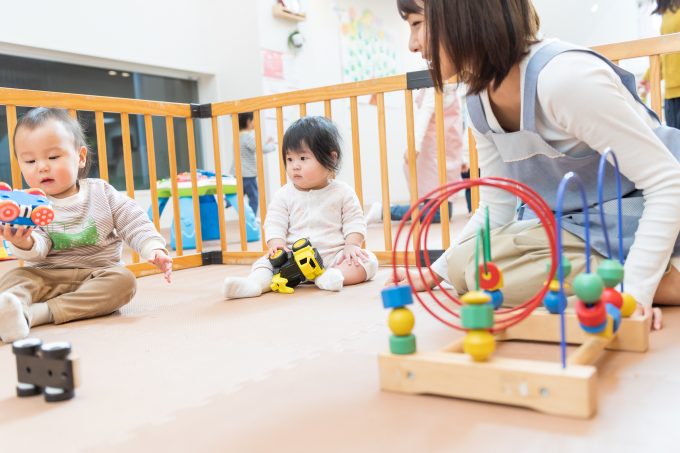 企業内と提携した保育園の園児と保育士