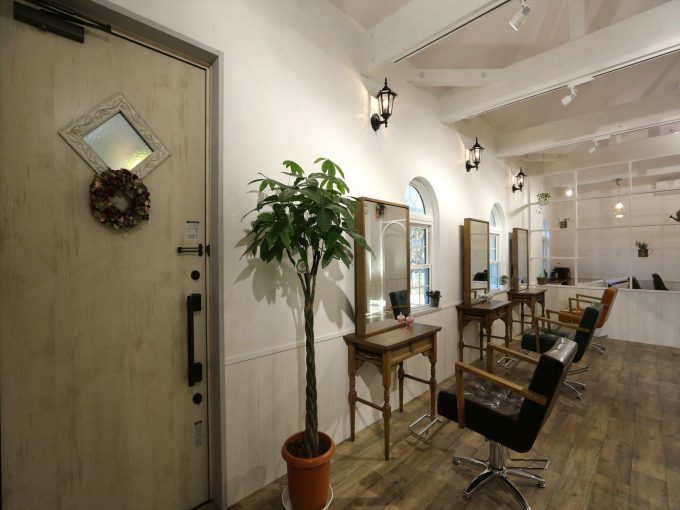 リノベーションでつくった店舗付き住宅の美容院スペース