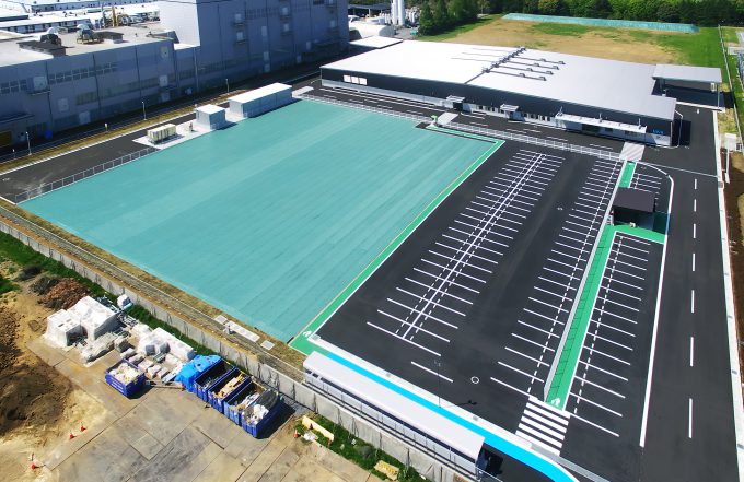 広い土地に建つ工場