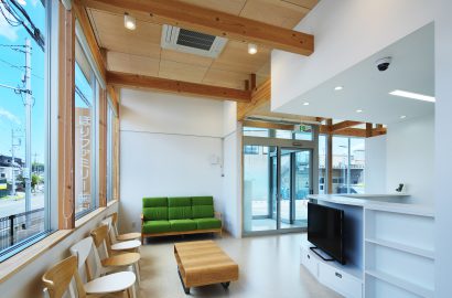 建設費用がかかっているクリニックの待合室