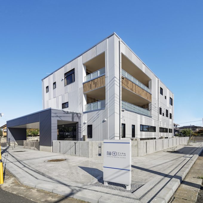 郊外の広い土地で開業したデンタルクリニック