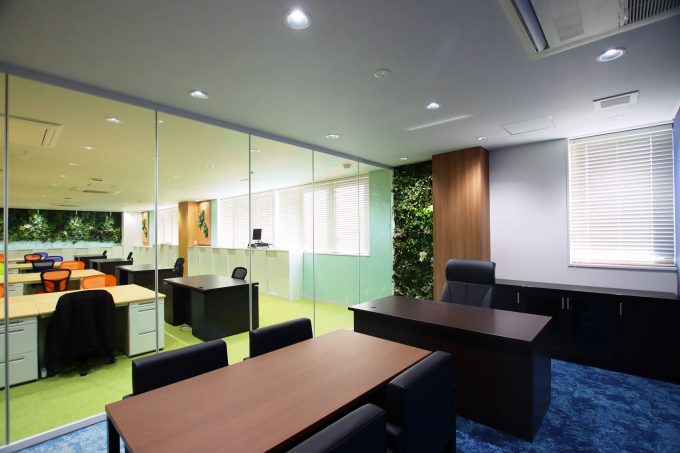 緑化したオフィスのミーティングルーム