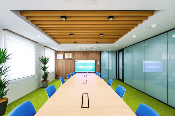 オフィスビルリノベーション事例 ミーティングルーム