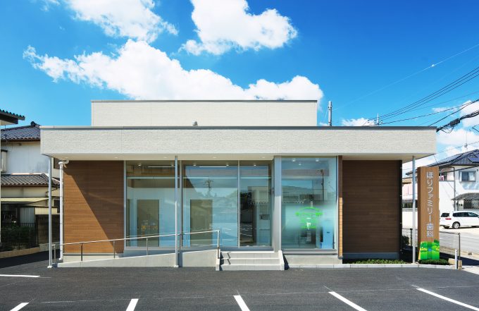 木目の温かみがあるクリニック｜横松建築設計事務所