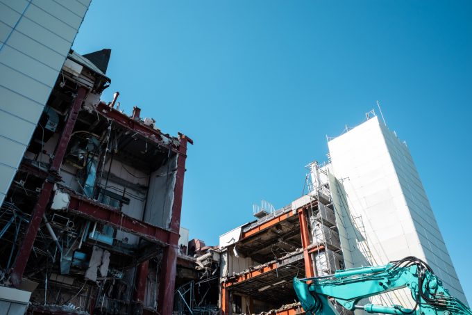 建て替え年数を過ぎたビルの解体現場