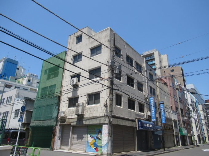 建て替え年数を迎えたオフィスビル