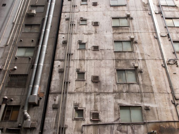 耐用年数を過ぎたビルの外観