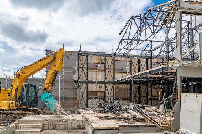 鉄骨造アパートの解体現場