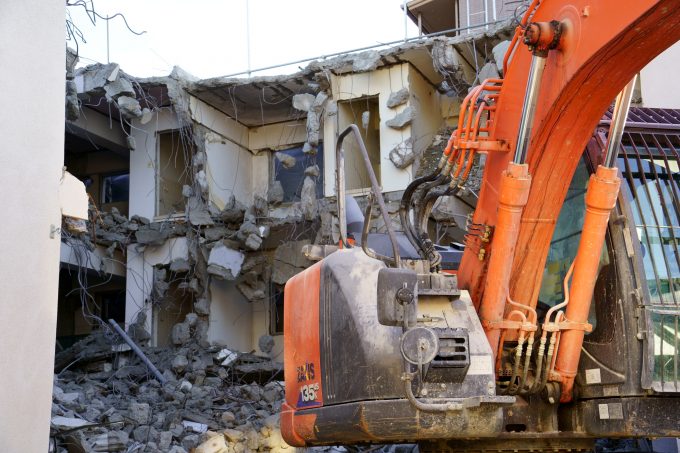 マンションの建て替え解体現場