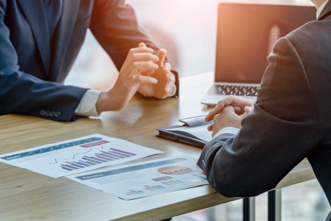 中小企業成長加速化補助金の申請手続きをするビジネスマン