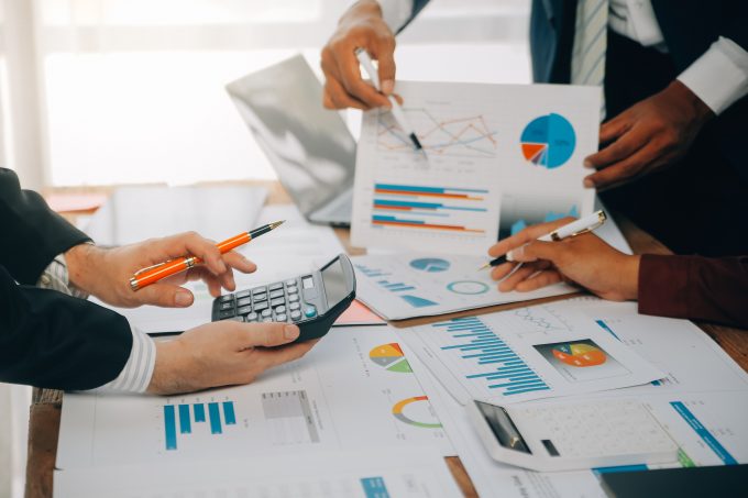 中小企業成長加速化補助金の申請手続きをするビジネスマン