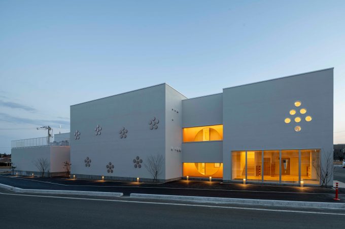 プライバシーが守られた開放的な屋外遊び場を実現