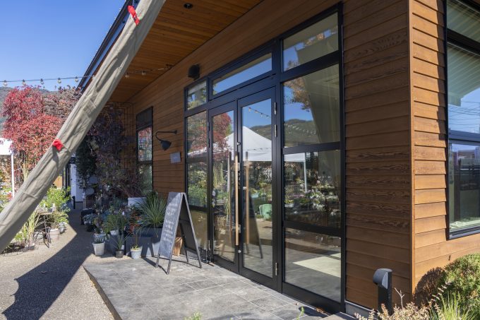 住宅地の用途地域に建てられた店舗併用住宅