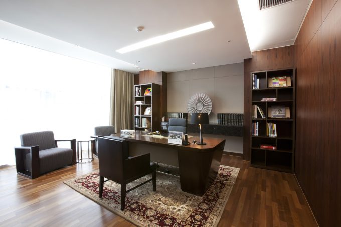 事務所併用住宅の大きなデスク