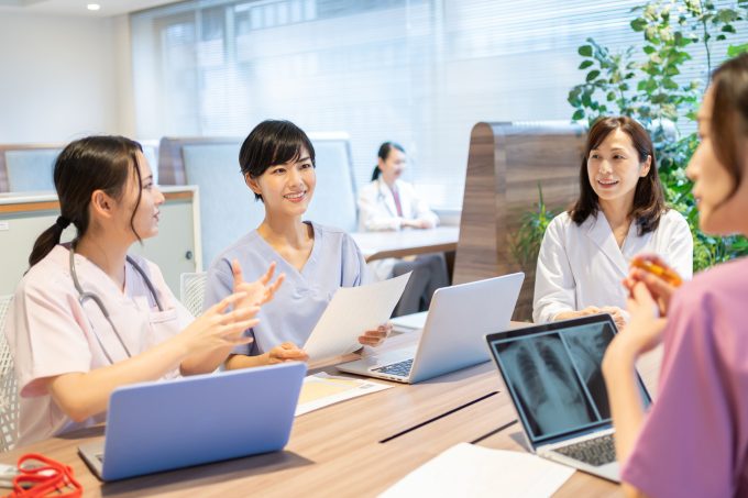 打ち合わせをする医療モールのクリニックのスタッフ