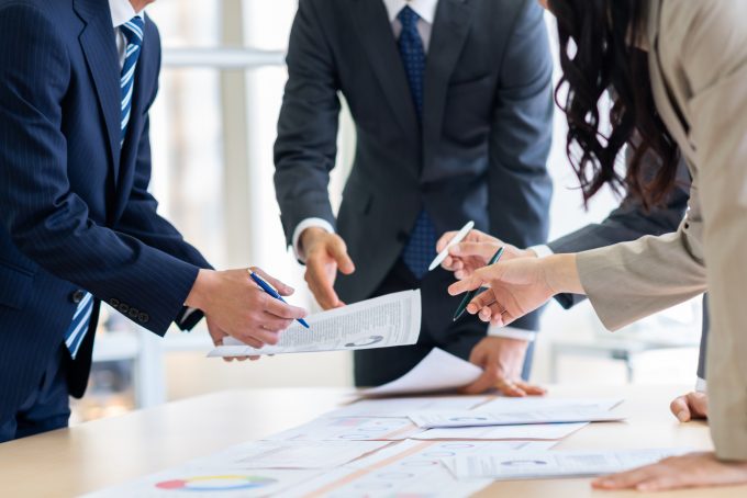 中小企業新事業進出補助金について打ち合わせするビジネスパーソン