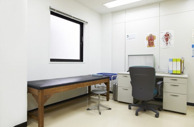 ビルのクリニックの診察室