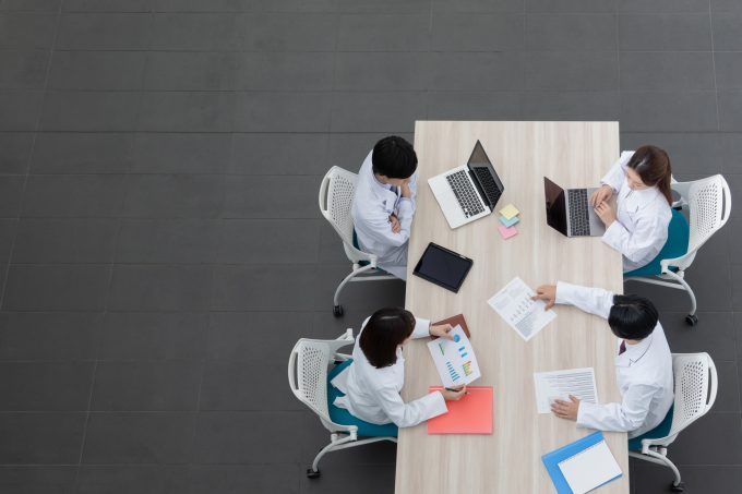 クリニック法人化について話し合う医師とスタッフ