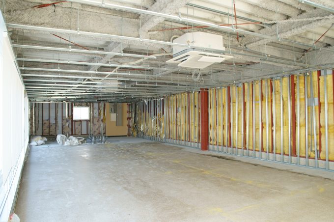 リノベーション工事中の築50年ビル