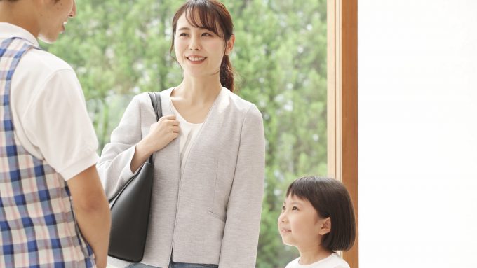 保育園と提携した企業の従業員とこども