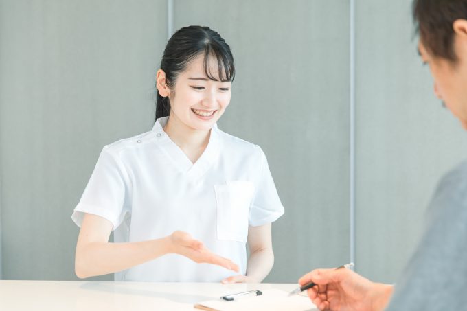 クリニックの受付と患者