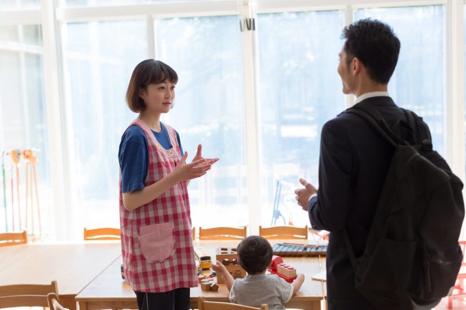 企業主導型保育園に子供を預けるビジネスマン