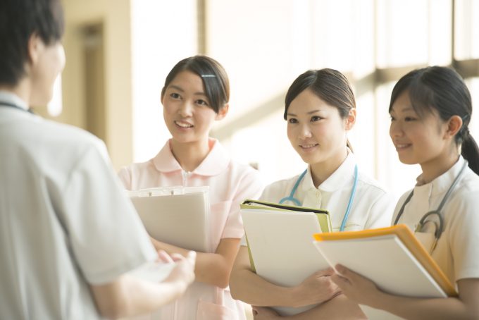 打ち合わせをするクリニックのオープニングスタッフ