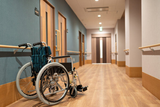 病院併設施設の廊下