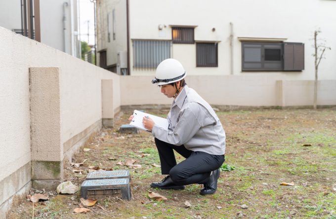 工業用地を現地調査する設計事務所の職員