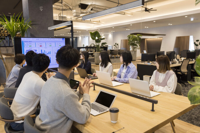 アジャイルオフィスで打ち合わせ