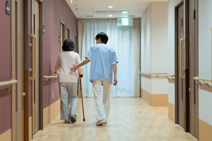 病院併設介護施設の利用者とスタッフ