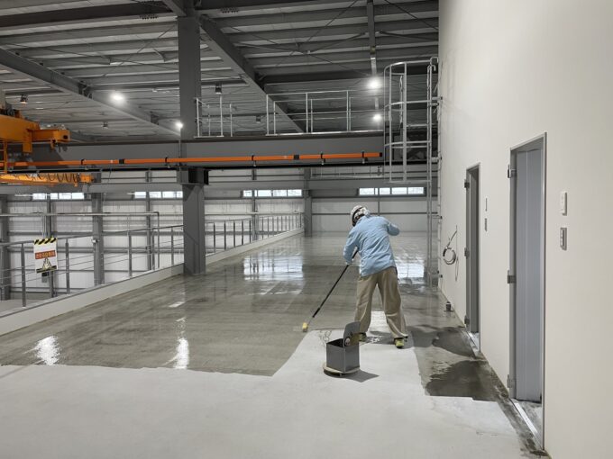 工場内装の床塗装工事