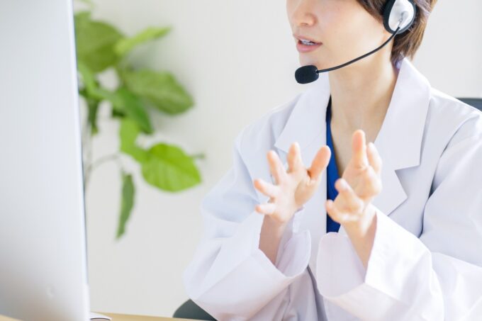オンラインクリニックの女性医師