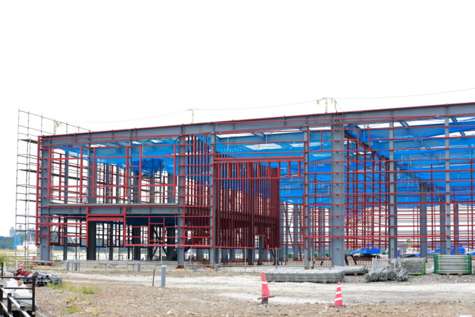 工業地帯での工場の新築現場