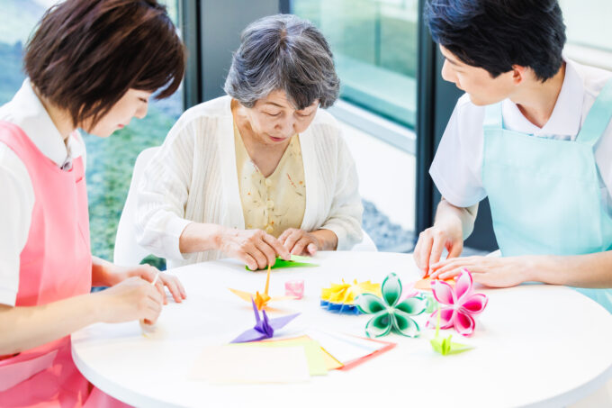 グループホームのスタッフと高齢者