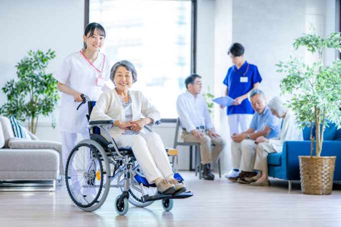 医療・福祉連携施設で介護を受ける老人
